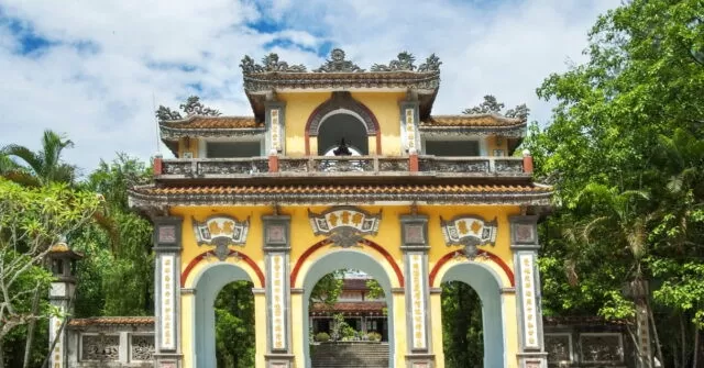 Viếng chùa Tường Vân