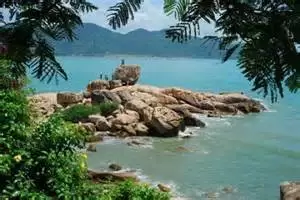 Trước núi Mỹ Nhân