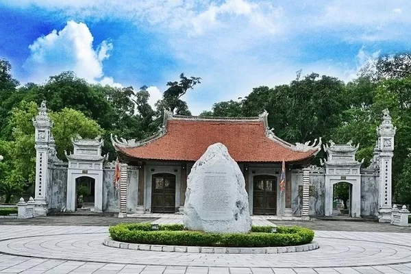 Viếng đền Hai Bà Trưng