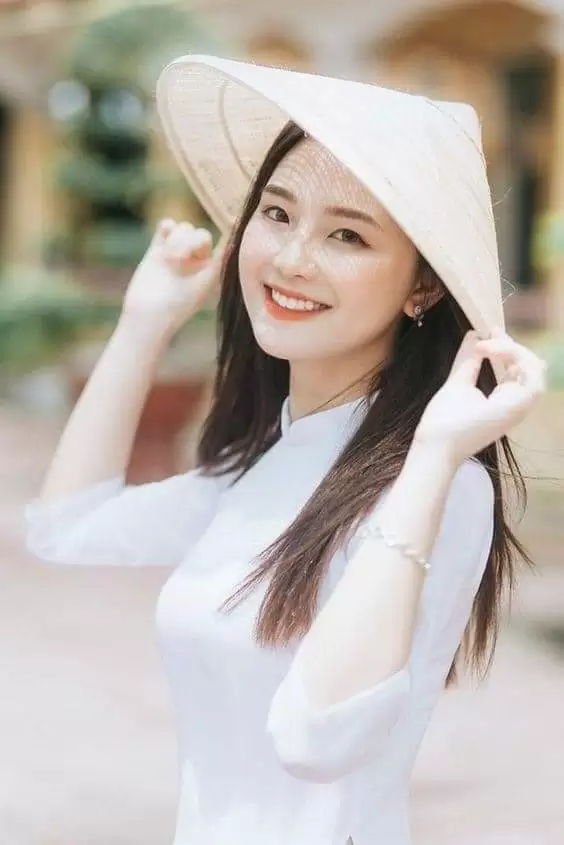 NGHIÊNG VÀNH NÓN LÁ